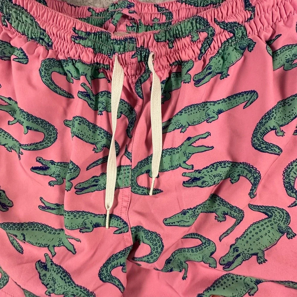 Chubbies Swim Trunks Medium Pink Mens Alligator Print Swimwear Pool Summer
